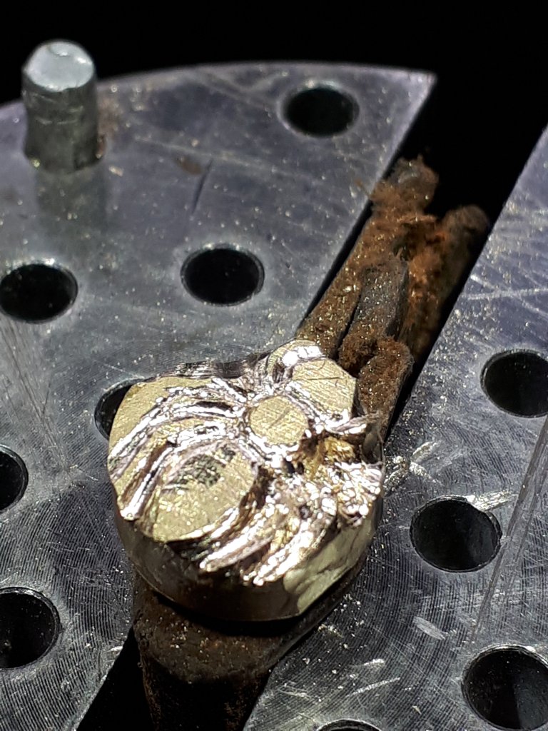 Photos de l'abeille en cours de fabrication par Alain Valette