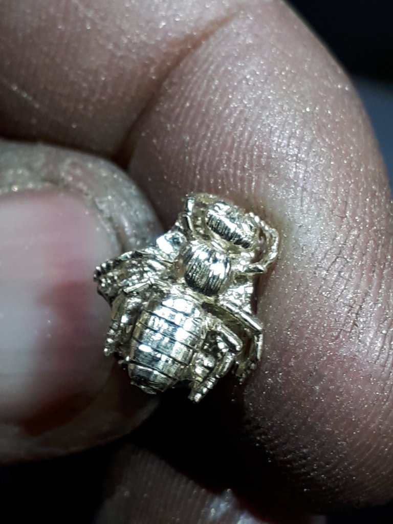 Photos de l'abeille en cours de fabrication par Alain Valette