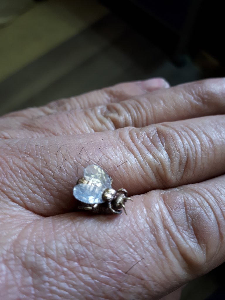 Photos de l'abeille en cours de fabrication par Alain Valette