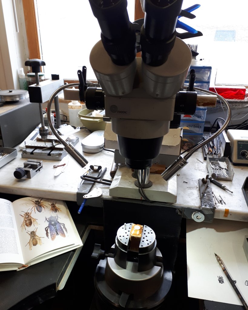 Photos de l'abeille en cours de fabrication par Alain Valette