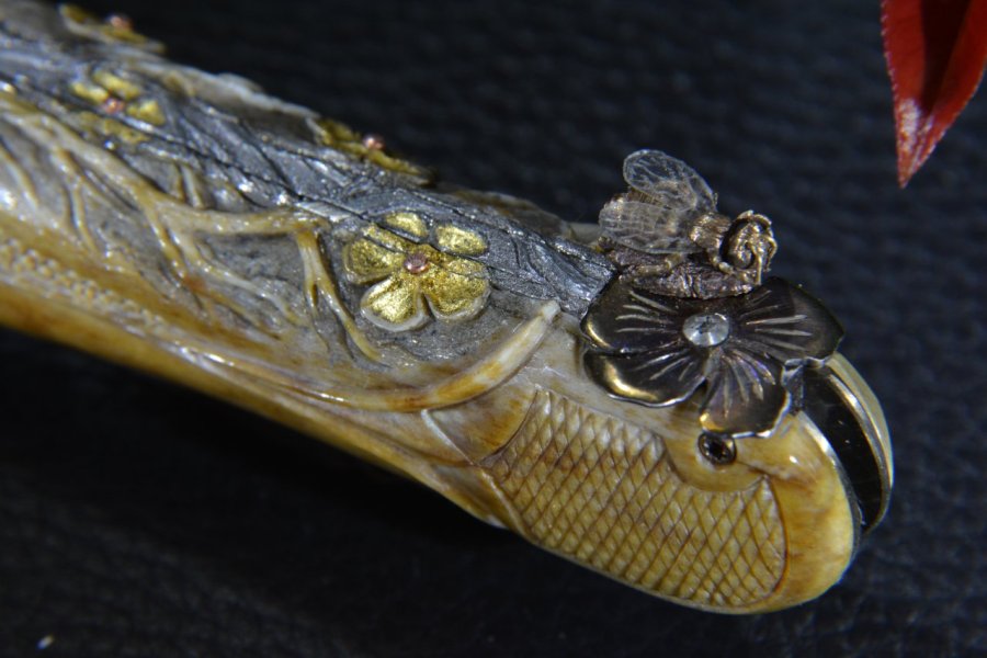 Couteau pliant en damas ciselé et sculpté en 3 D - La danse de l'abeille- par Alain Valette