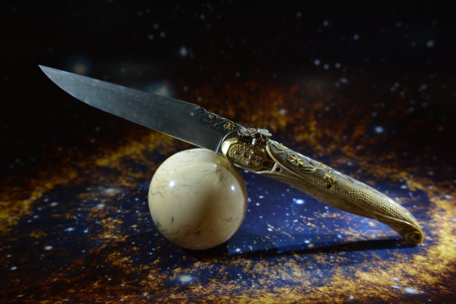 Couteau pliant en damas ciselé et sculpté en 3 D - La danse de l'abeille- par Alain Valette