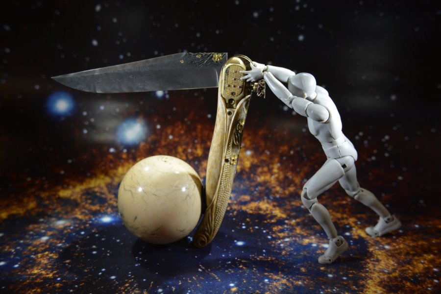 Couteau pliant en damas ciselé et sculpté en 3 D - La danse de l'abeille- par Alain Valette