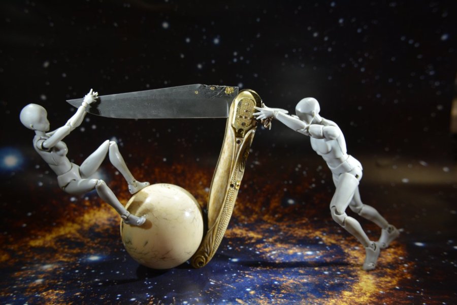 Couteau pliant en damas ciselé et sculpté en 3 D - La danse de l'abeille- par Alain Valette