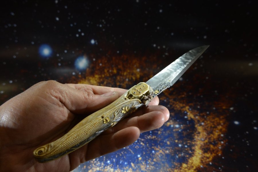 Couteau pliant en damas ciselé et sculpté en 3 D - La danse de l'abeille- par Alain Valette