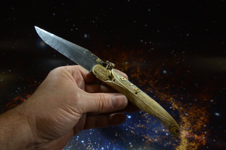 Couteau pliant en damas ciselé et sculpté en 3 D - La danse de l'abeille- par Alain Valette