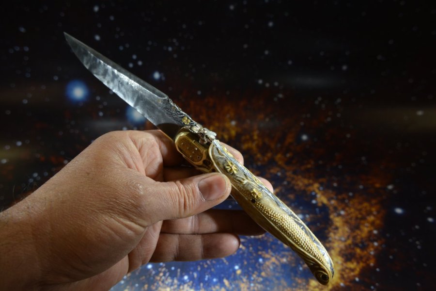 Couteau pliant en damas ciselé et sculpté en 3 D - La danse de l'abeille- par Alain Valette