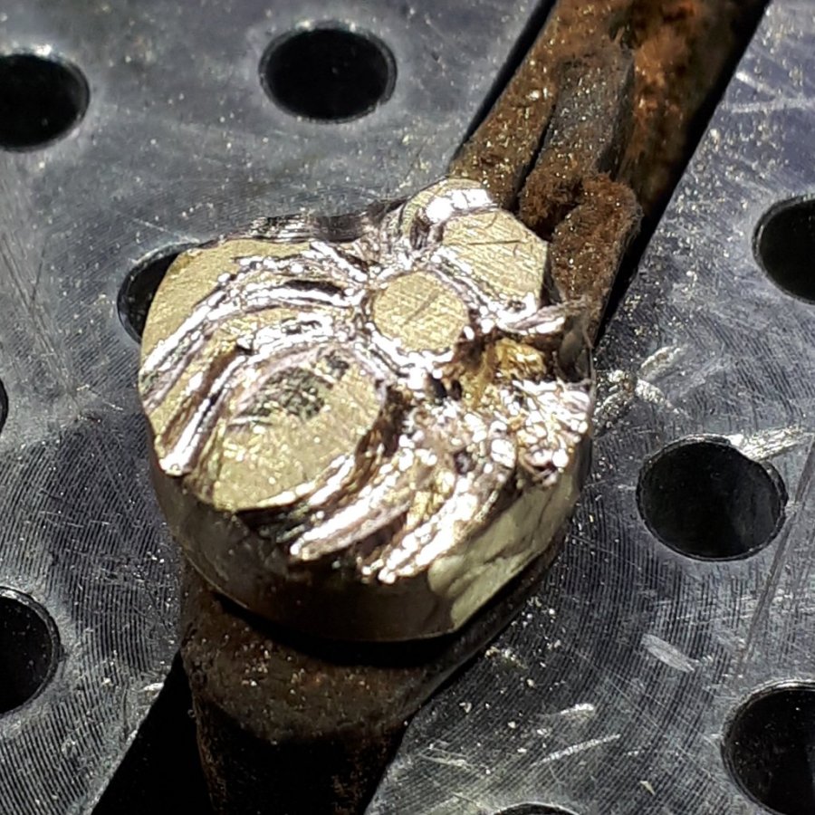 Photos de l'abeille en cours de fabrication par Alain Valette